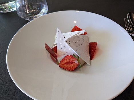 20220616_PXL115802643_Pixel3a-JEB Le vacherin fraise et rhubarbe, glace vanille et sorbet fraise